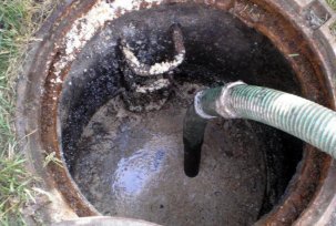 Làm thế nào để loại bỏ bùn trong một hầm