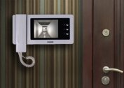 Intercom with video surveillance for an apartment compatible with the connection