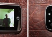 Různé druhy video očí na předních dveřích do bytu