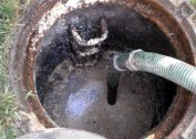 Làm thế nào để loại bỏ bùn trong một hầm