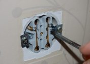 Removing a wall outlet: safety precautions