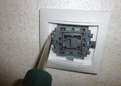 Dismantling the light switches: removing the frame and keys