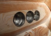 Soquetes de metal para montagem embutida em uma casa de madeira