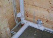Caractéristiques de la disposition des tuyaux d'égout dans une maison privée d'un étage