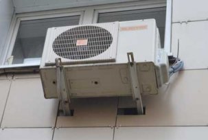 Pemasangan unit penyaman udara luaran di rumah kayu