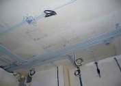 Hvordan man uafhængigt distribuerer ledningerne i lejligheden i loftet