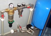 ¿Cuál es el peligro de atascos de aire en el sistema de suministro de agua de una casa privada y cómo deshacerse de ellos?