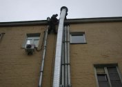 Kaféens ventilasjonsutstyr er tillatt på taket på forlengelsen eller skal vises på husets tak