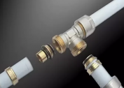 Cómo conectar tuberías de polietileno para suministro de agua