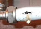 Façons d'éliminer les fuites dans les radiateurs et les tuyaux de chauffage