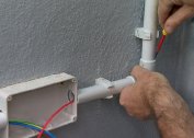 Ang mga panuntunan sa pag-install at mga pagtutukoy sa teknikal ng mga plastic pipe para sa mga wire
