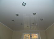 How to place lamps on a stretch ceiling - with and without a chandelier