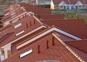 Вентилация на подпокривното пространство на мекия покрив и метала: пролуки, отвори, мрежи