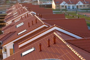 Větrání prostoru pod střechou měkké střechy a kovu: mezery, průduchy, sítě