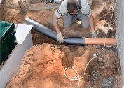 Sådan fjernes et kloakrør fra et hus under fundamentet