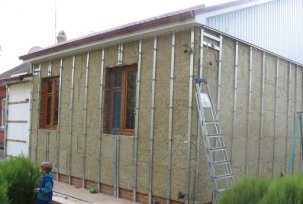 Comment et comment isoler les murs et une maison pour le revêtement