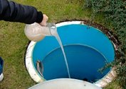 Rengøring af cesspool i et privat hus med kemikalier uden pumpning
