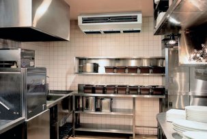 Er det nødvendig og om det er mulig å installere klimaanlegg på kjøkkenet i leiligheten