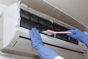 Reinigen der Innen- und Außengeräte der Klimaanlage mit einem Dampferzeuger und anderen Geräten