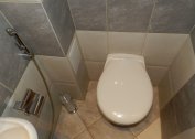 Как да скриете канализационната тръба в тоалетна