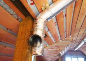 Métodos de aislamiento de la tubería de ventilación en una casa privada.