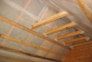 Com aïllar el sostre d’una casa de fusta