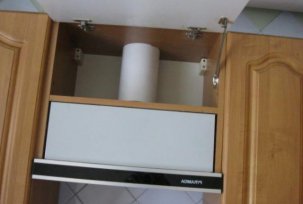 Jak nainstalovat vestavěnou kapotu do skříně: rozměry pro instalaci