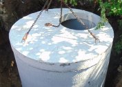 Installation bricolage d'un puits d'égout à partir d'anneaux en béton