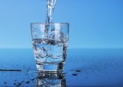 Các quy tắc và quy định vệ sinh hiện hành đối với việc cung cấp nước uống tập trung là gì?