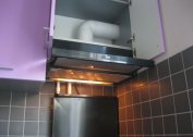Cooker hood with outlet to the ventilation and its installation