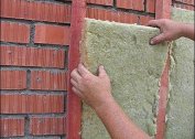 Verschiedene Materialien und Methoden zum Erwärmen von Backsteinmauern