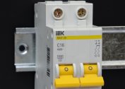 Mga sukat ng circuit breakers para sa pag-mount sa isang DIN riles