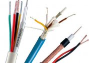 Různé druhy kabelů pro připojení sledovací kamery