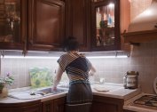 Hvordan man vælger og organiserer belysning i køkkenet over arbejdsfladen