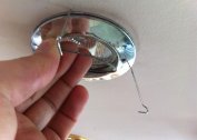 Cómo reemplazar una lámpara LED en un foco en un techo tensado