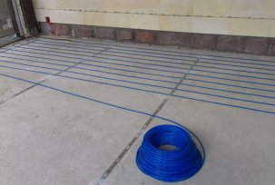 Aansluiting en plaatsing van een warme elektrische vloer