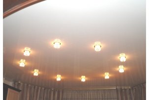 Cum să alegeți iluminarea potrivită pentru un tavan extensibil