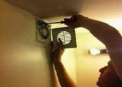Ventilator de ventilație în toaletă