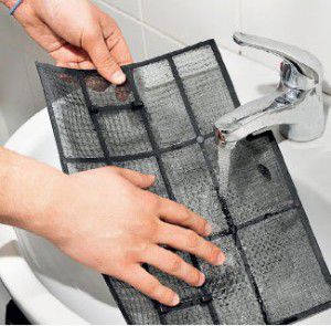 Oro kondicionieriaus filtrą lengva išvalyti po čiaupu