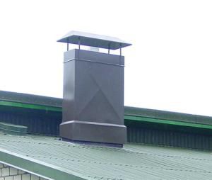 Caixa de metal para ventilação no telhado da casa