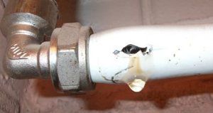 Un tuyau en plastique mal monté peut éclater pendant le fonctionnement