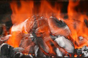 Spaľovanie uhlia premieňa energiu v ňom uloženú na teplo)