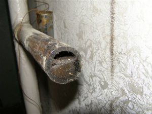 Los depósitos de cal y el óxido más de la mitad reducen el diámetro interno de la tubería de metal