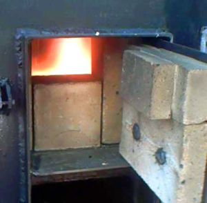 Only a refractory brick can withstand the high burning temperature of pyrolysis gas
