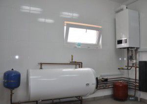 Installerad varmvattenberedare i pannrummet