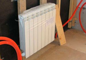 Ha radiátort csatlakoztat egy fából készült falhoz, vegye figyelembe a zsugorodás lehetőségét