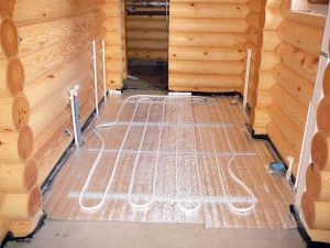 Lantai yang dipanaskan air, sebagai alternatif kepada skema pemanasan klasik di rumah kayu