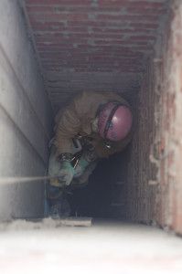 arbeideren går ned i store gruver på spesialutstyr