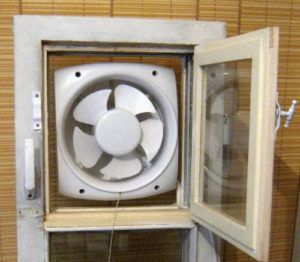 Okenní ventilátor umístěný v okně