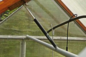 Isang halimbawa ng isang homemade pneumatic system para sa pag-ventilate ng isang greenhouse